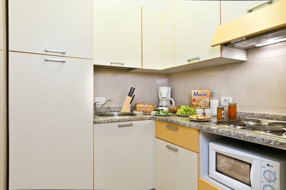 Full-size fridge, microwave, stovetop, coffee/tea maker