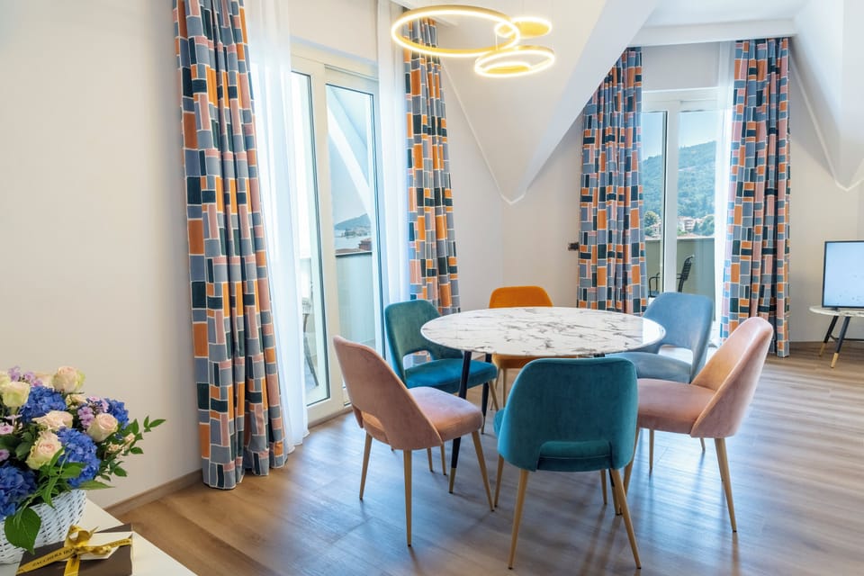 ROYAL Three-room apartment (4/5 Persons) with 1 sofa bed (2 Bathrooms), lake view | Living area | 22-inch TV with satellite channels