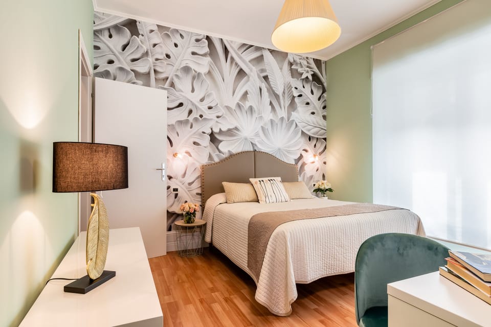 Double Room, Hot Tub | Memory foam beds, in-room safe, laptop workspace, soundproofing