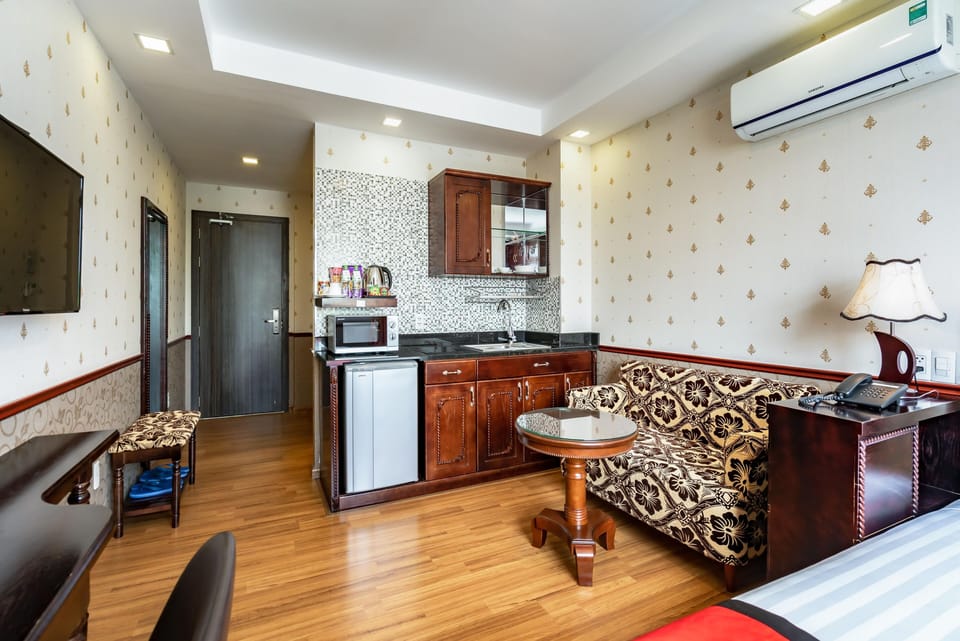 Premium bedding, minibar, desk, free WiFi