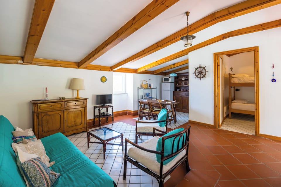 Apartment (3 Bedrooms) | Living area | TV