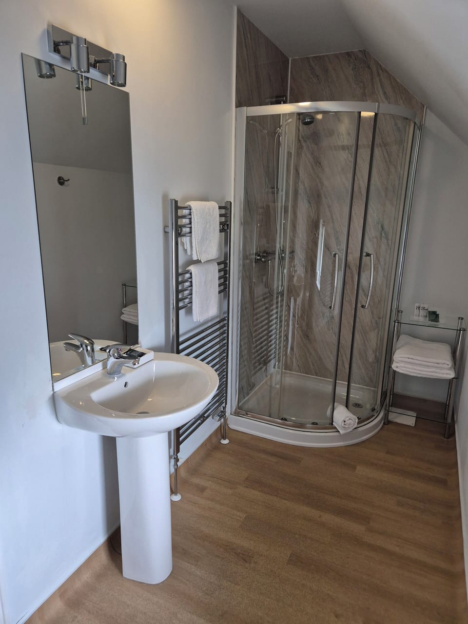 Comfort Single Room (Single Bed) | Bathroom | Shower, free toiletries, hair dryer, towels