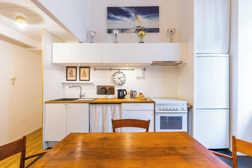 Apartment (1 Bedroom) | Private kitchen | Oven, stovetop, electric kettle, cookware/dishes/utensils