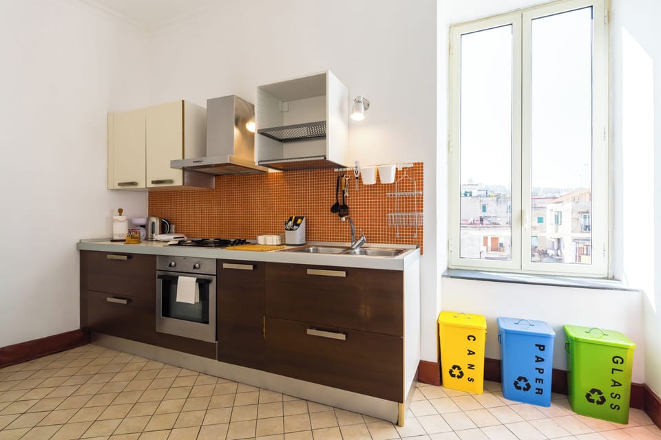 Apartment (3 Bedrooms) | Private kitchen | Stovetop, electric kettle, cookware/dishes/utensils