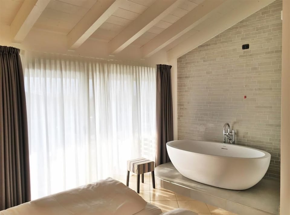 Suite | In-room safe, desk, soundproofing, free WiFi