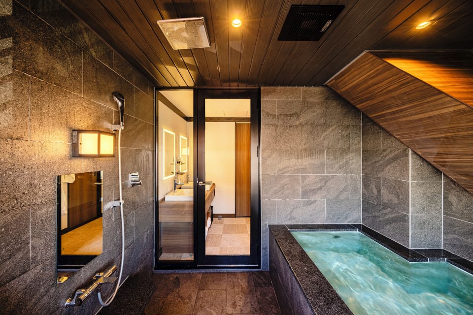 Executive Room | Bathroom | Separate tub and shower, deep soaking tub, free toiletries, hair dryer