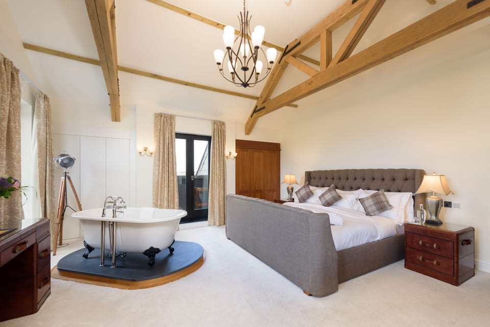 Deluxe Suite | Living area | 32-inch flat-screen TV with satellite channels, TV