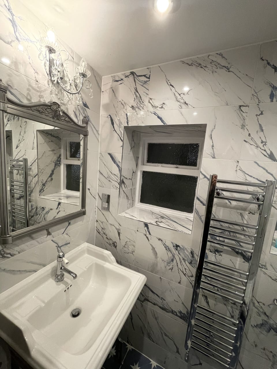 Combined shower/tub, hair dryer, towels