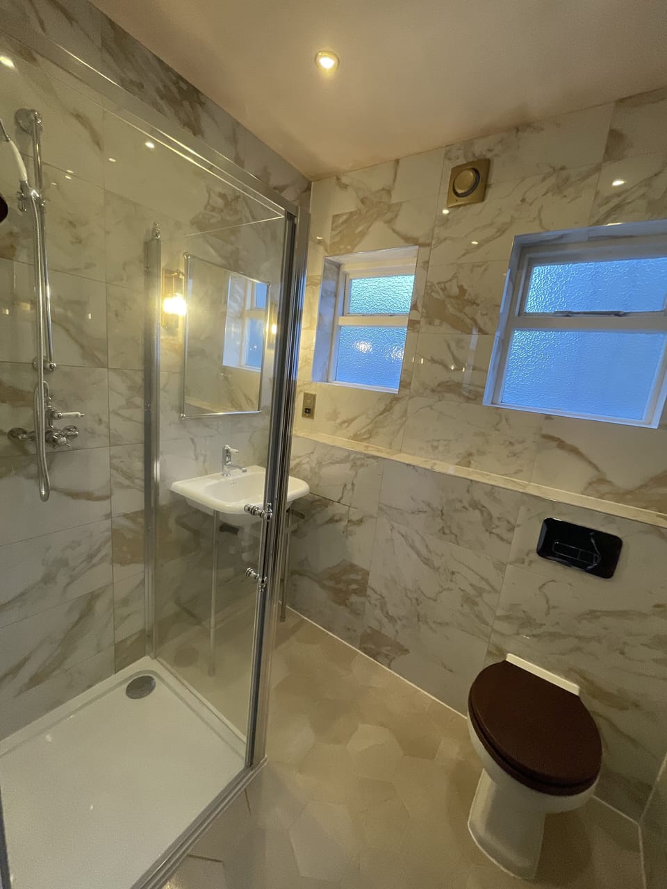 Combined shower/tub, hair dryer, towels