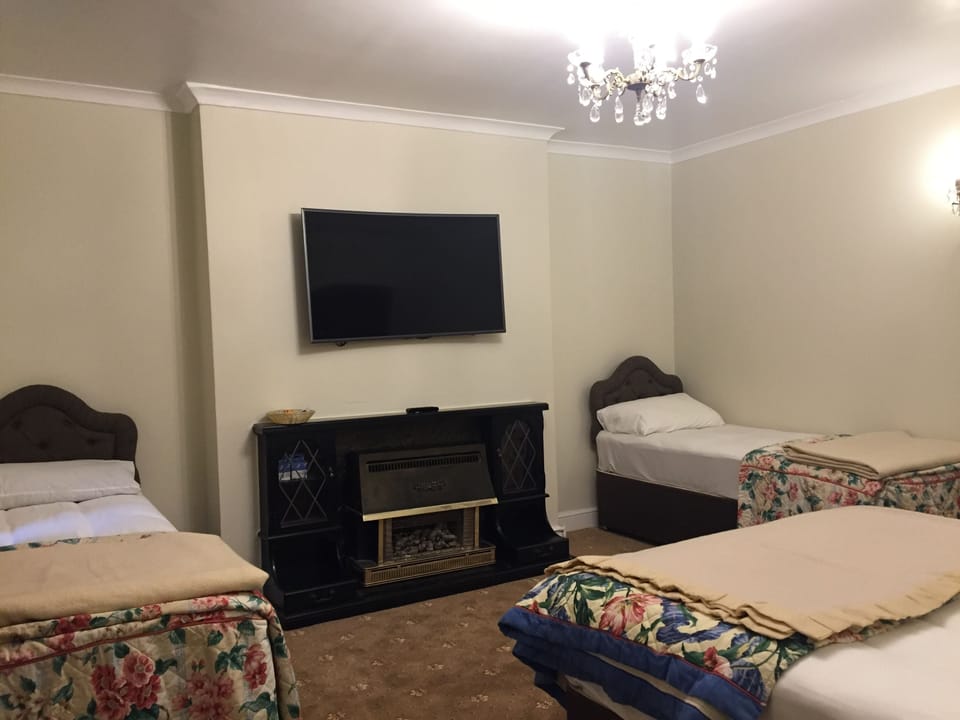 Family Suite, Ensuite | Free minibar items, iron/ironing board, free WiFi, bed sheets
