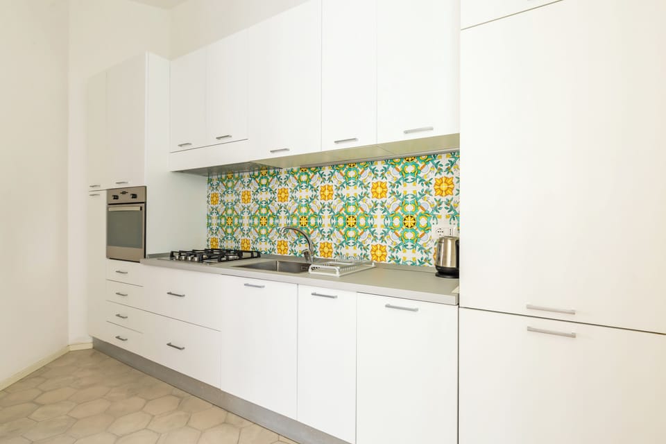 Apartment (3 Bedrooms) | Private kitchen | Oven, stovetop, dishwasher, electric kettle