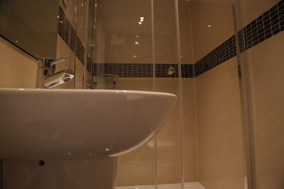 Club Double Room | Bathroom | Hair dryer, towels