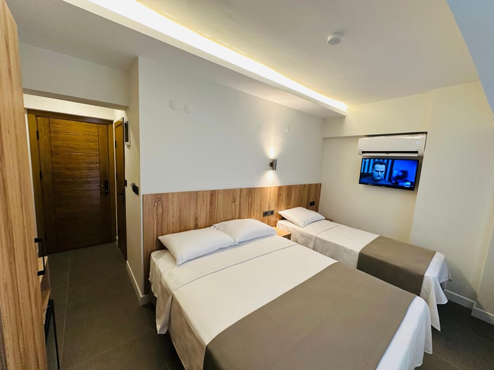 Superior Twin Room | Minibar, free WiFi, bed sheets