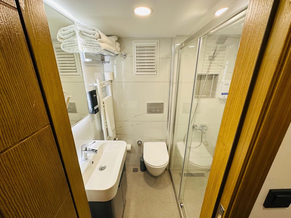 Superior Twin Room | Bathroom | Shower, hair dryer, slippers, towels