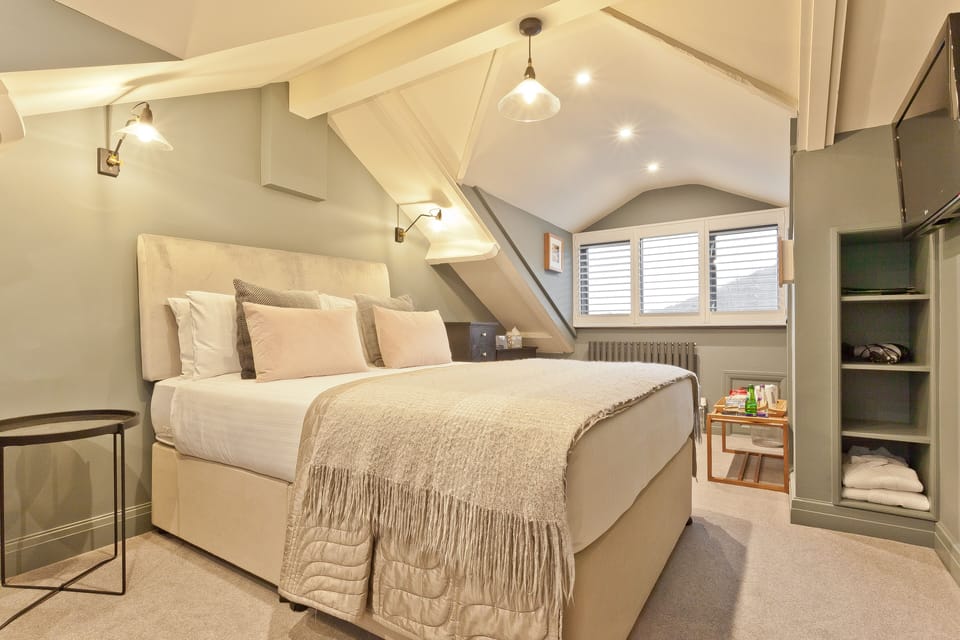 Superior Double Room, Ensuite (Blue Room)