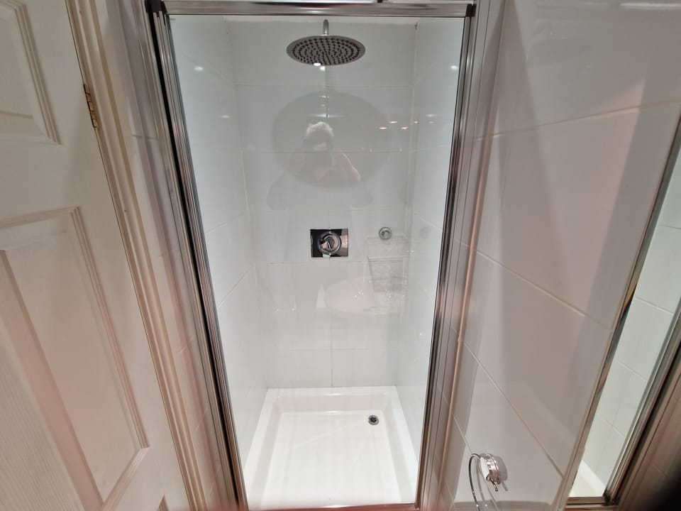 Room (King Size En-suite Room) | Bathroom | Free toiletries, hair dryer, towels