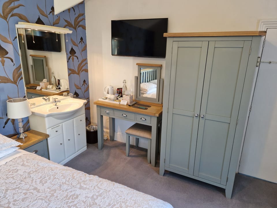 Double or Twin Room (King or Twin with shared bathroom) | Individually decorated, individually furnished, free WiFi, bed sheets