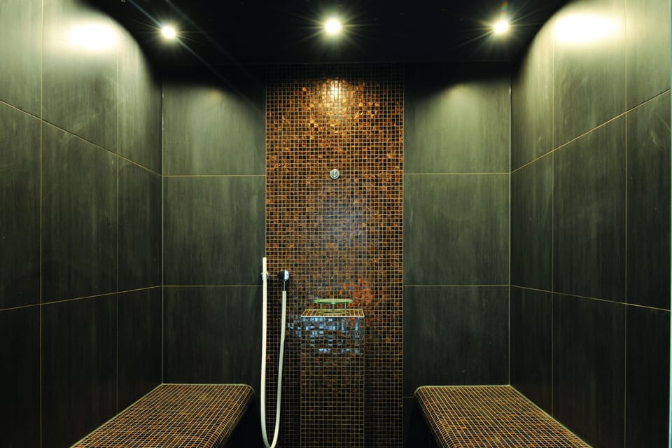 Couples treatment rooms, sauna, hot tub, steam room, Turkish bath
