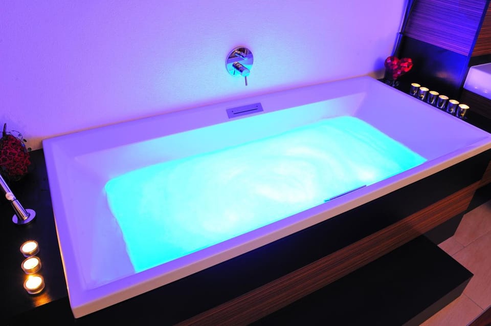 Couples treatment rooms, sauna, hot tub, steam room, Turkish bath