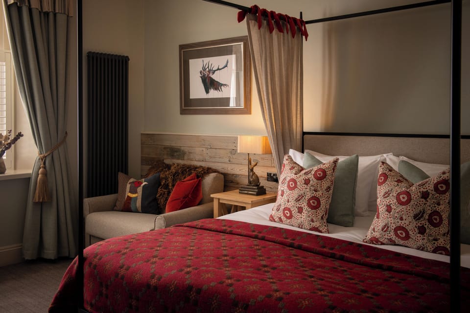 Four Poster Signature Room with Sofa Bed | Free WiFi