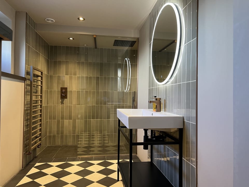 Twin Room | Bathroom | Free toiletries, hair dryer, towels, soap