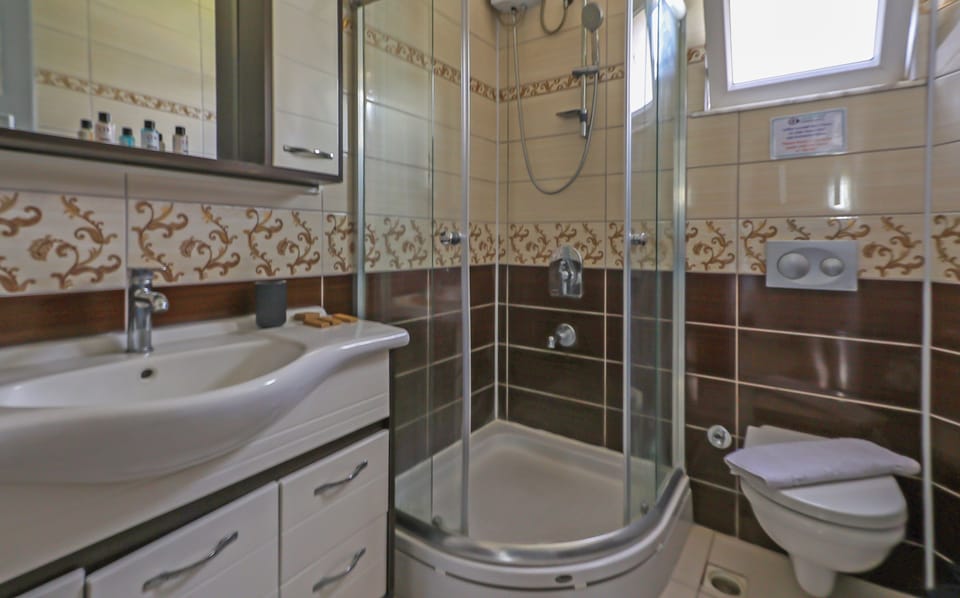 Comfort Penthouse, City View | Bathroom | Hair dryer, towels, soap, shampoo