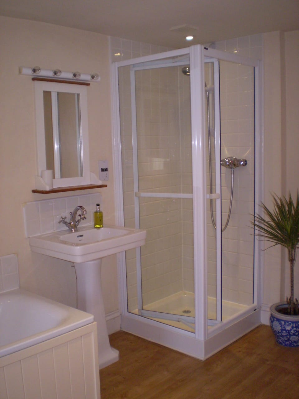 Superior Room, 1 6ft bed, Separate Private Bathroom | Bathroom | Shower, rainfall showerhead, free toiletries, hair dryer