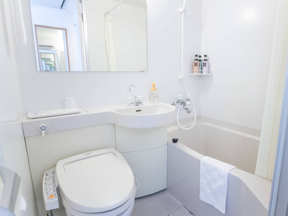 Combined shower/tub, deep soaking tub, free toiletries, hair dryer