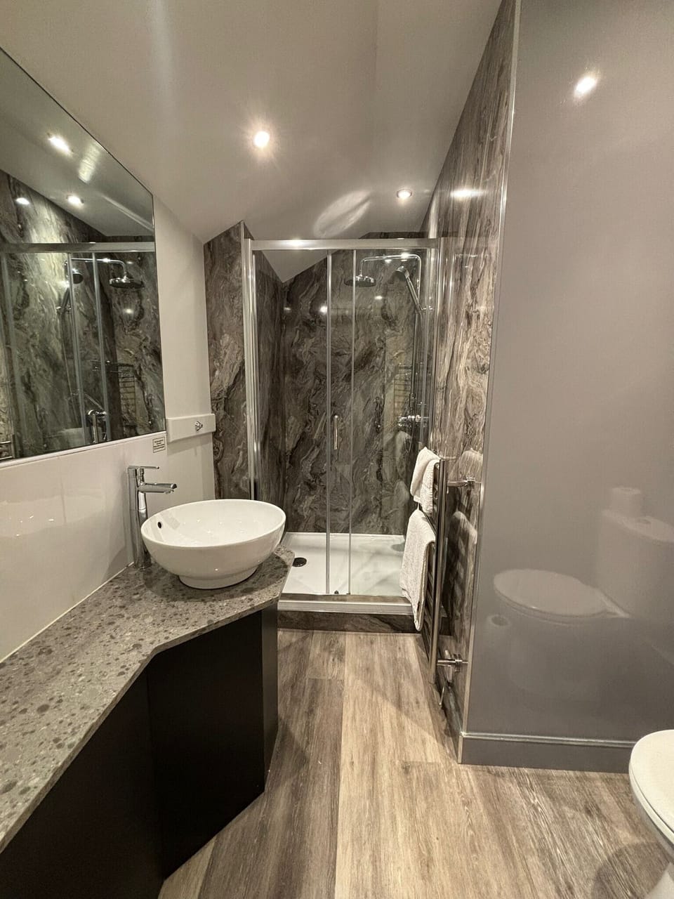 Canal Plus Twin Room | Bathroom | Combined shower/tub, rainfall showerhead, free toiletries, hair dryer