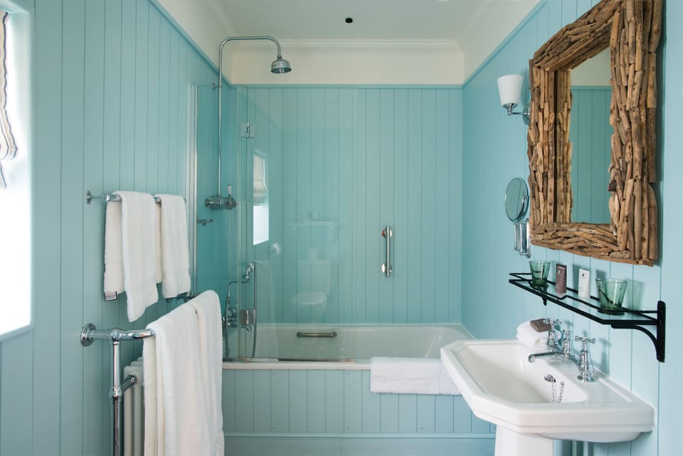 Deluxe Garden Double Room | Bathroom | Hair dryer, bathrobes, slippers, towels