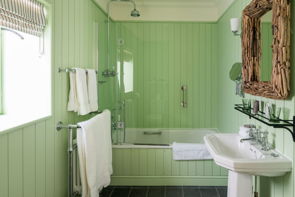 Deluxe Garden Double or Twin Room | Bathroom | Hair dryer, bathrobes, slippers, towels