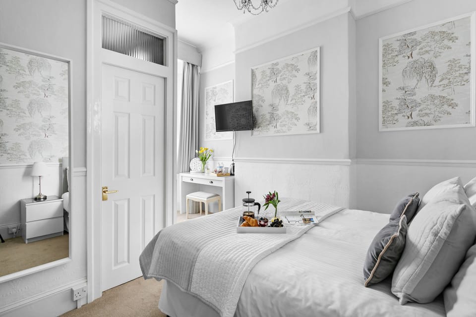 Deluxe Double Room, 1 King Bed, Ensuite | Free WiFi, bed sheets