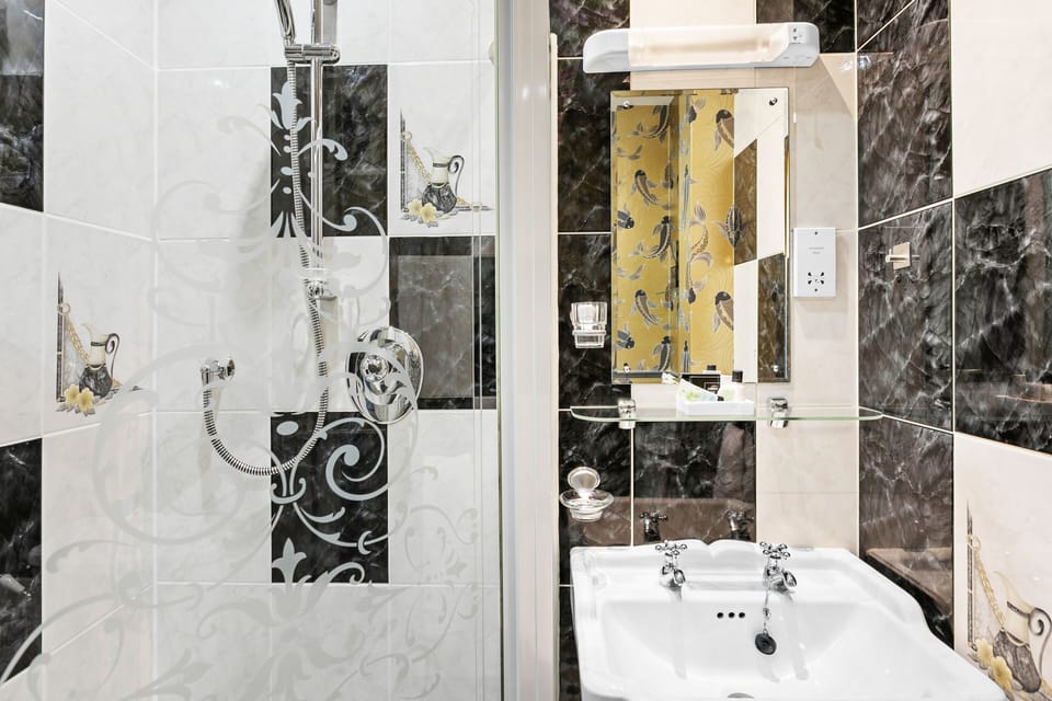 Deluxe Double Room, Ensuite | Bathroom | Hair dryer, towels