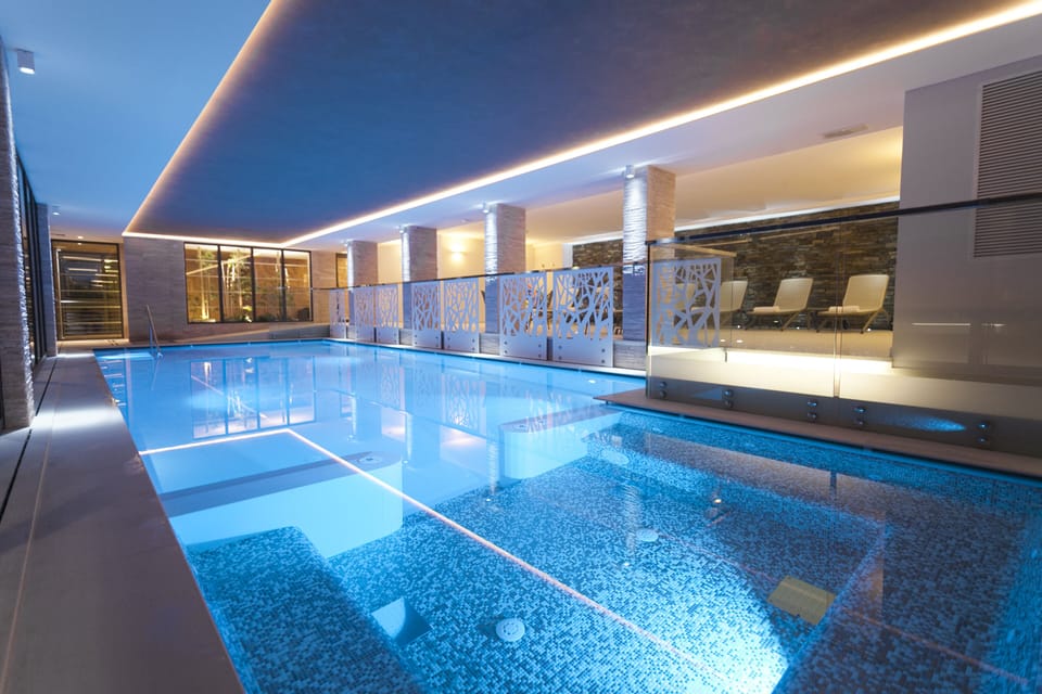 Indoor pool, sun loungers