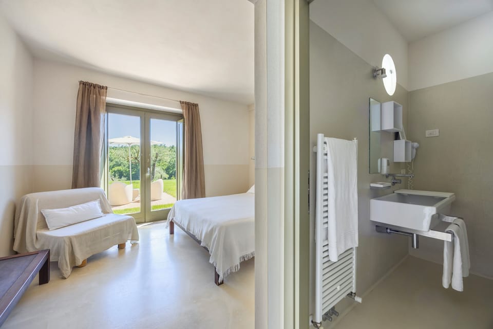 Deluxe Room | Bathroom | Shower, rainfall showerhead, free toiletries, hair dryer
