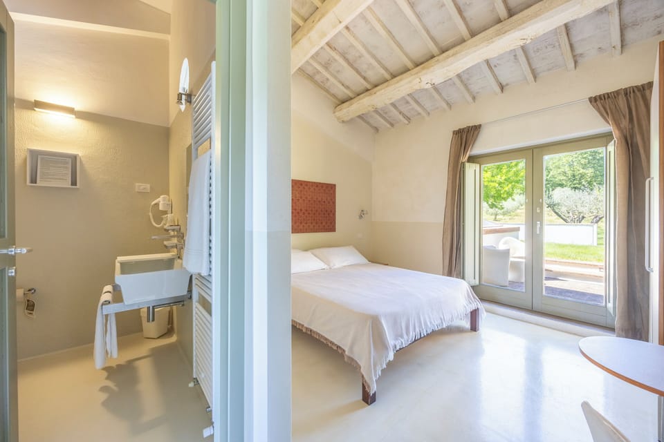 Deluxe Room | Bathroom | Shower, rainfall showerhead, free toiletries, hair dryer