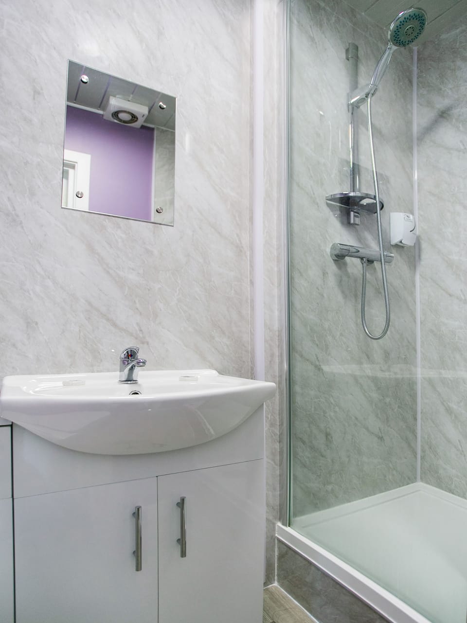 Standard Double Room | Bathroom | Free toiletries, towels, toilet paper