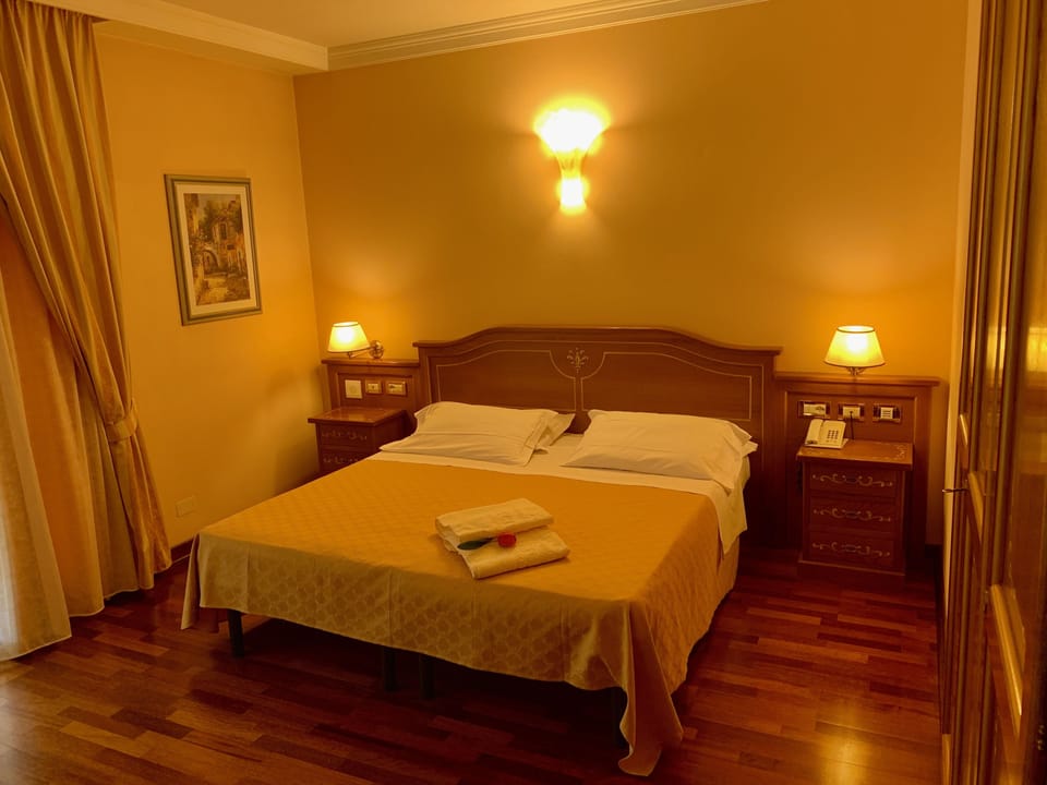 In-room safe, desk, free WiFi