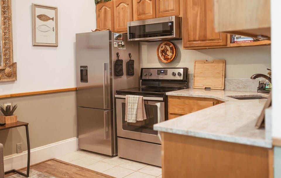 Full kitchen with all the essentials