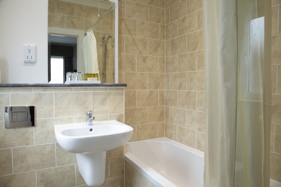 Family Room (For 4) | Bathroom | Deep soaking tub, towels