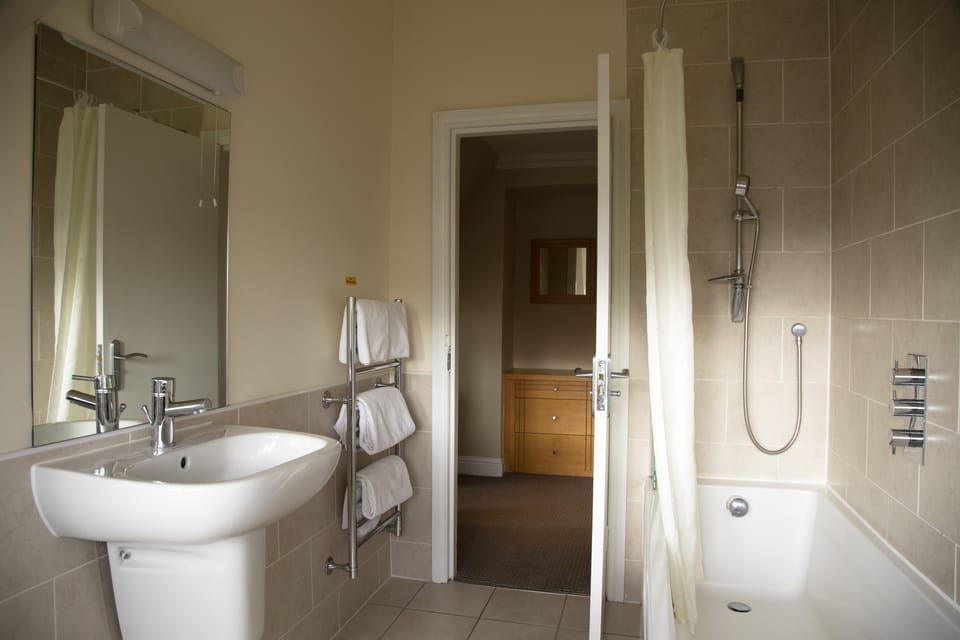 Family Room | Bathroom | Deep soaking tub, towels