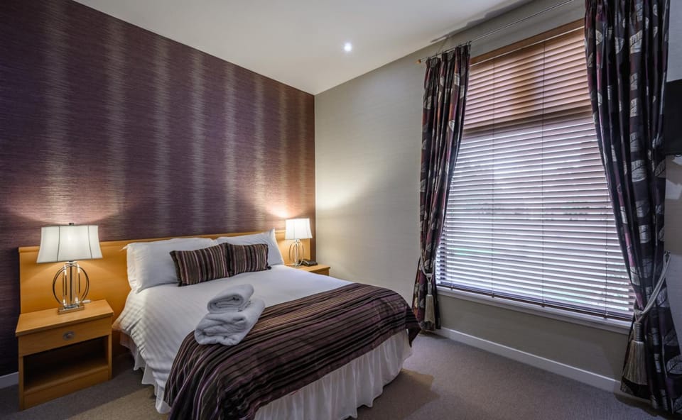 Premium bedding, desk, iron/ironing board, free WiFi