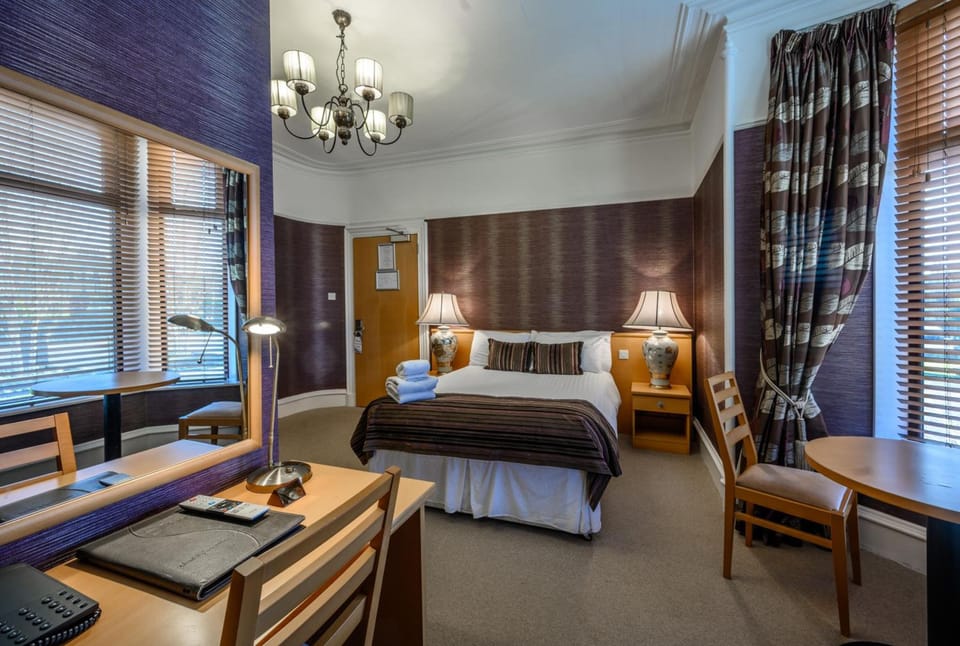 Premium bedding, desk, iron/ironing board, free WiFi