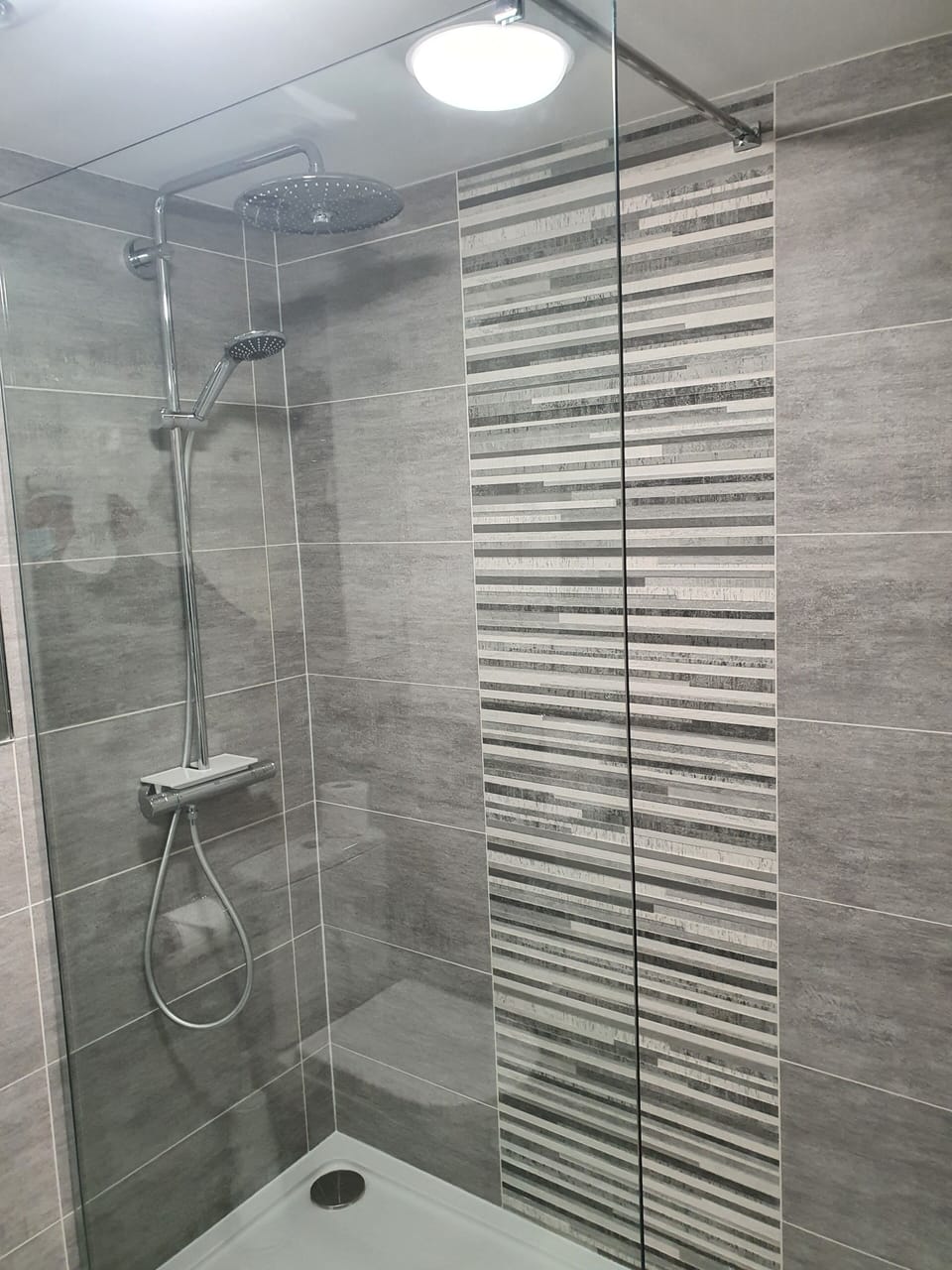 King Bed/ Twin Room | Bathroom | Shower, free toiletries, hair dryer, towels