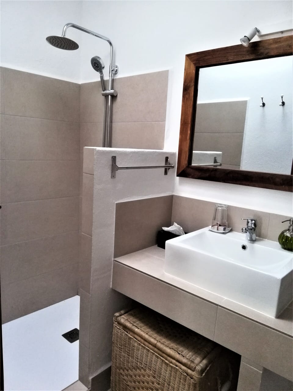 Studio | Bathroom | Shower, free toiletries, hair dryer, towels