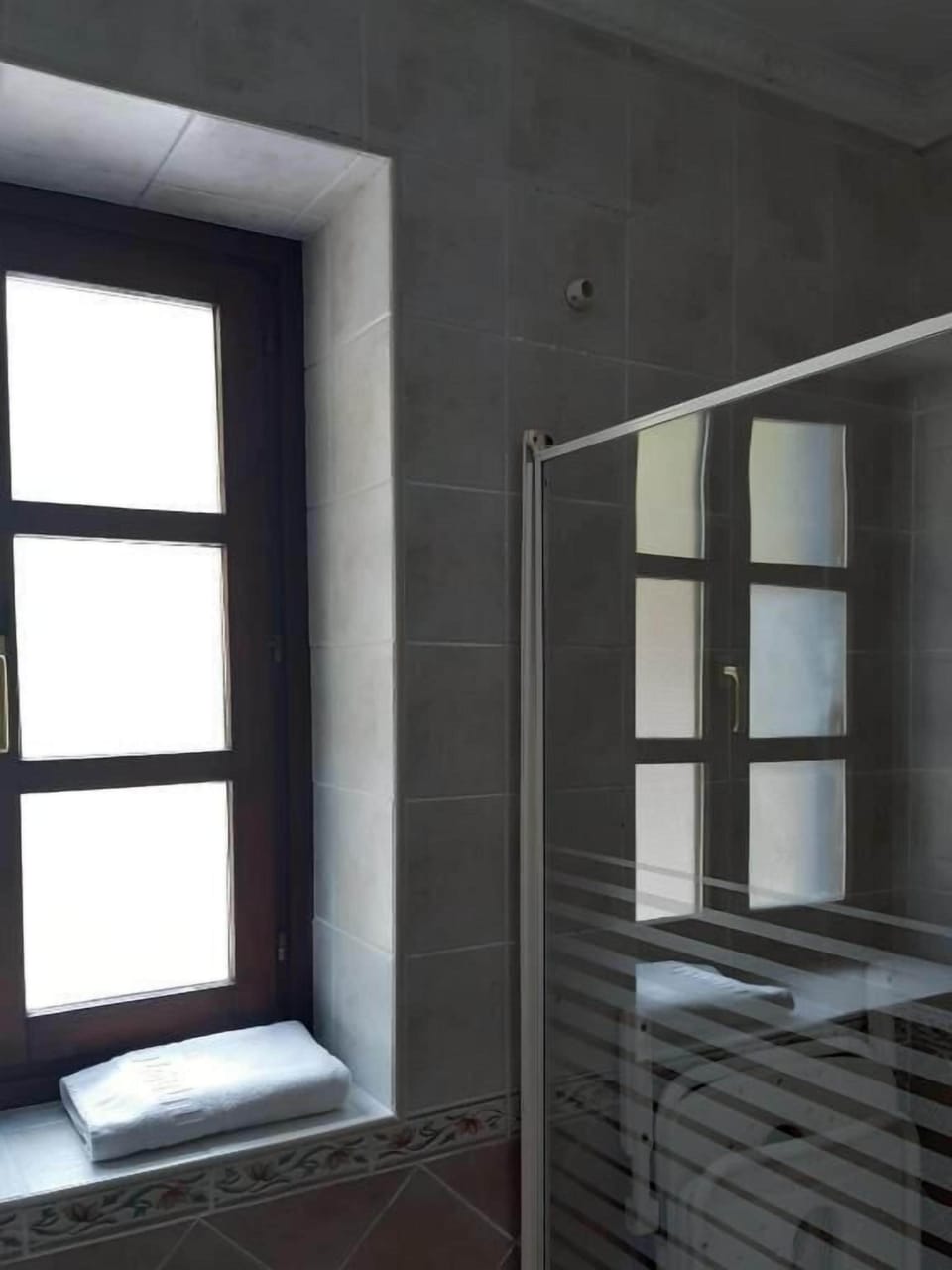 Double Room, 2 Twin Beds | Bathroom | Shower, hair dryer, towels