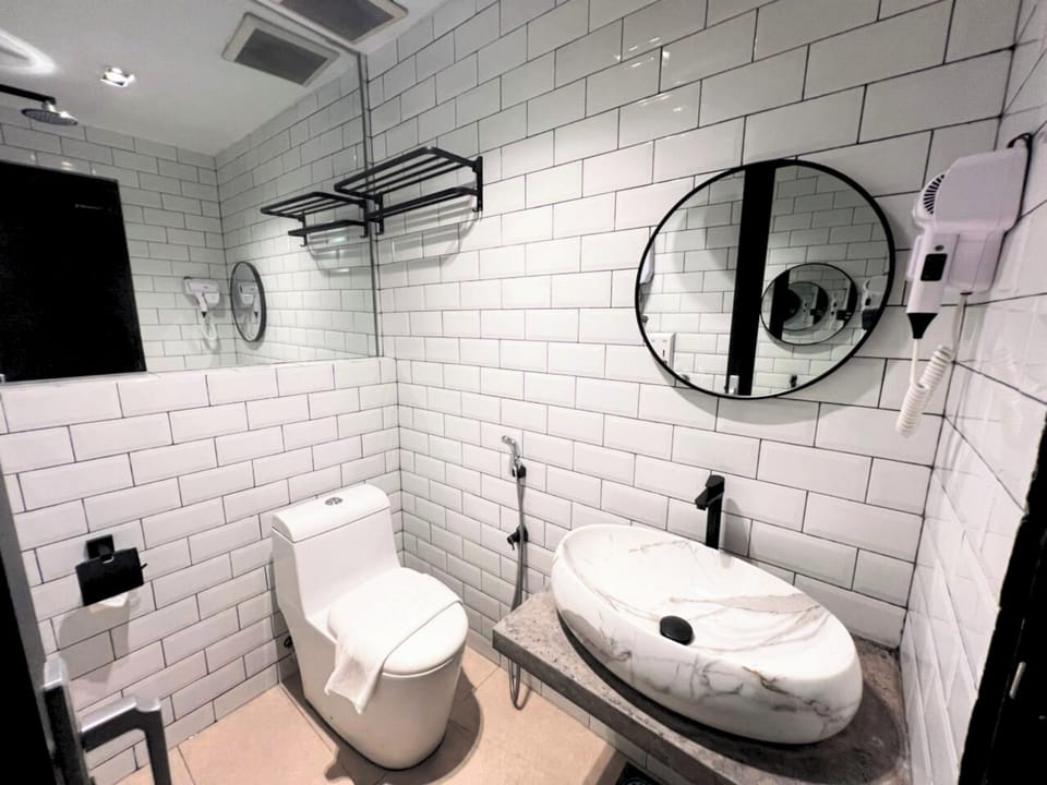 Studio | Bathroom | Shower, free toiletries, hair dryer, bidet