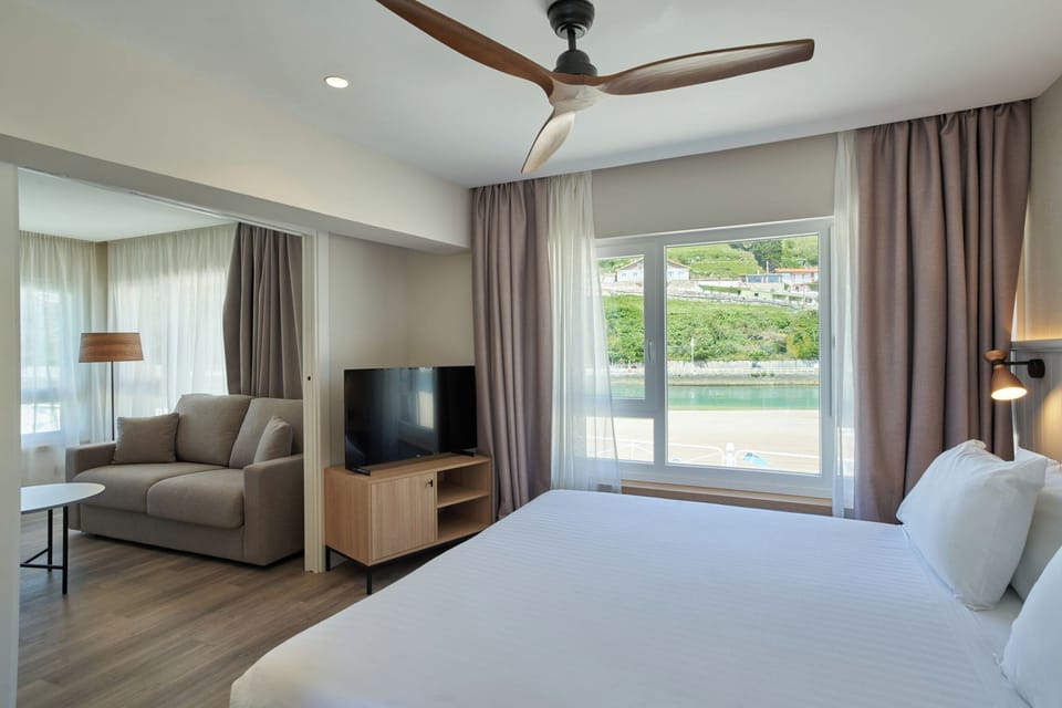 Junior Room | Minibar, in-room safe, desk, blackout drapes