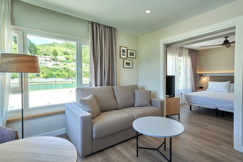 Junior Room | Living area | Flat-screen TV