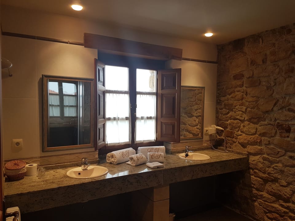Suite | Bathroom | Free toiletries, hair dryer, bidet, towels